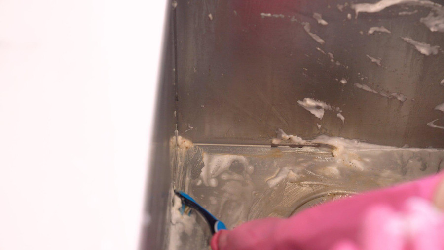 Dùng bàn chải đánh răng để chà những góc cạnh khó với tới. Dùng bàn chải đánh răng để chà những góc cạnh khó với tới.