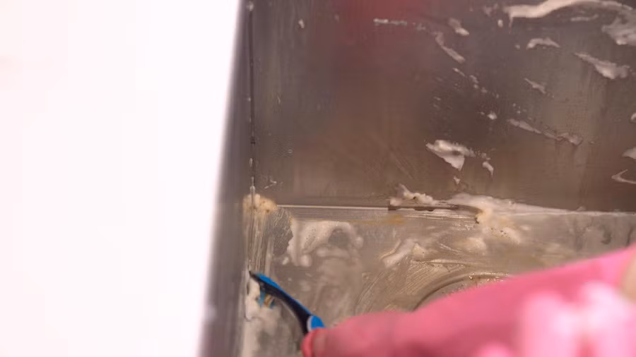 Dùng bàn chải đánh răng để chà những góc cạnh khó với tới.