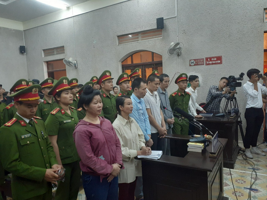 Bị cáo nghe tuyên án.