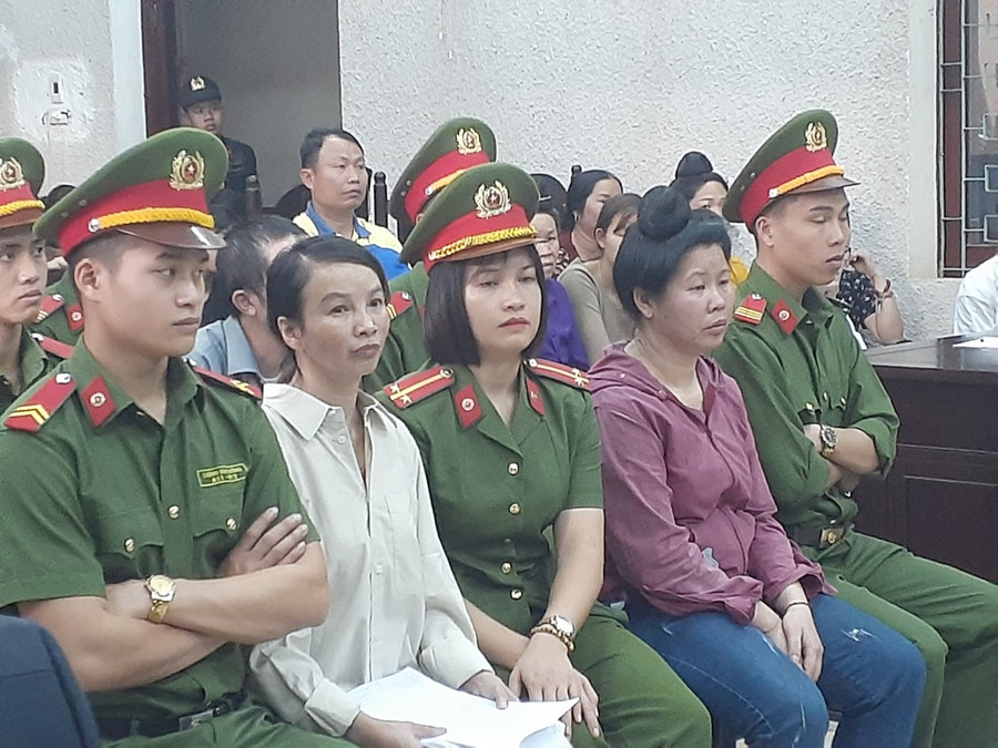 Trần Thị Hiền (thứ 2 bên trái) tiều tụy hẳn đi so với thời gian "khoe của" sống ảo Trần Thị Hiền (thứ 2 bên trái) tiều tụy hẳn đi so với thời gian "khoe của" sống ảo