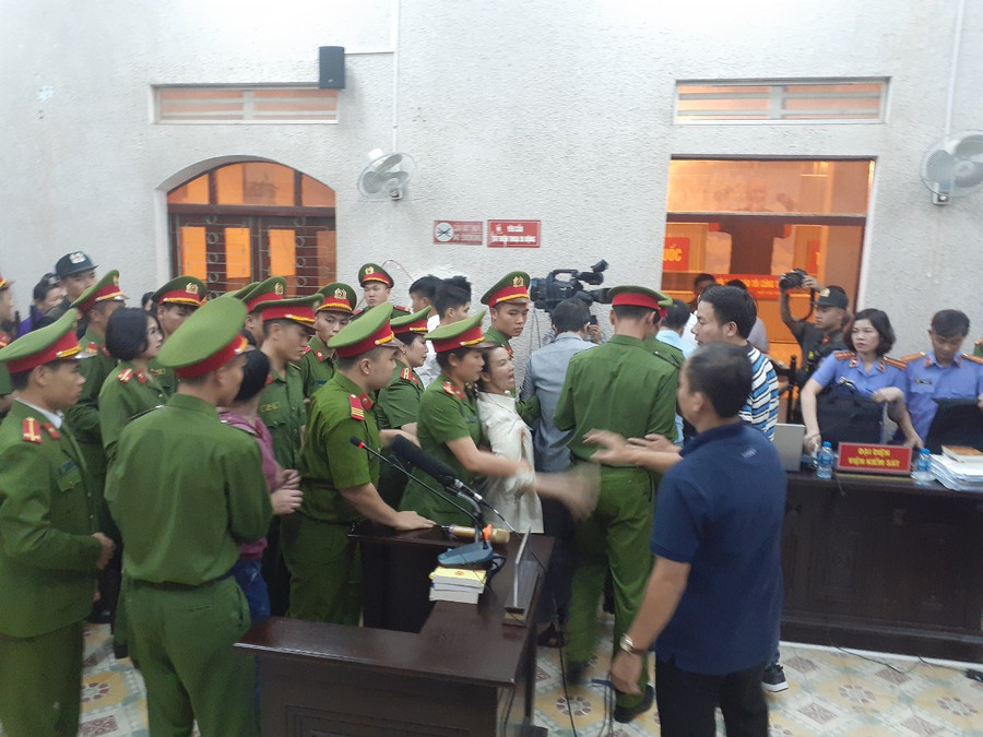 Trần Thị Hiền vẫn một mực "kêu oan" Trần Thị Hiền vẫn một mực "kêu oan"