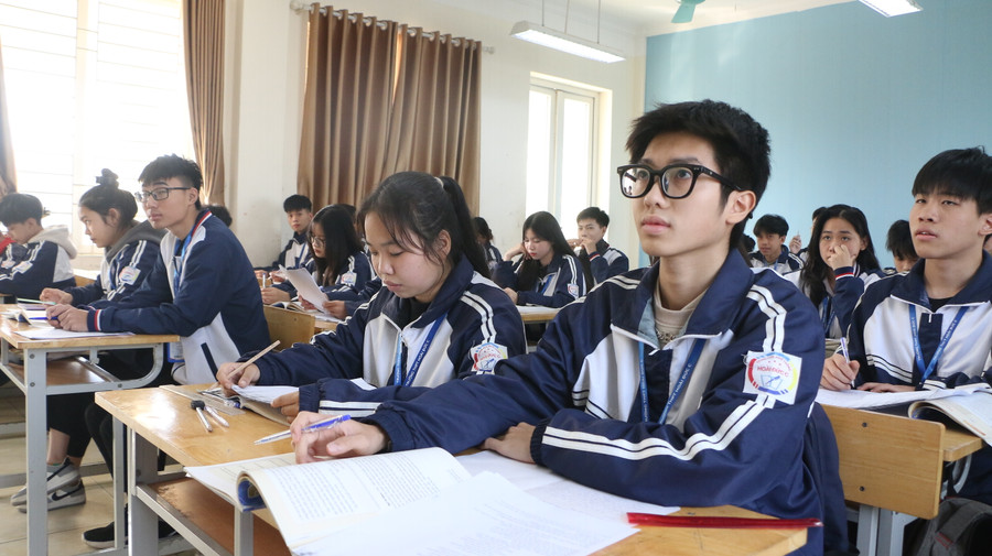 Học sinh lớp 11 tại Trường THPT Hoài Đức C đang trong giờ ôn tập chuẩn bị kiểm tra cuối học kỳ 1.