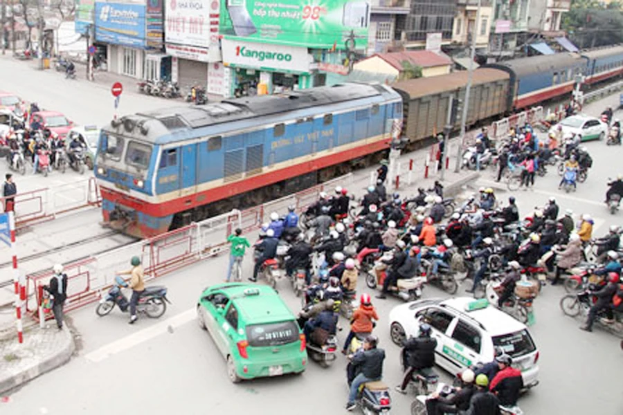 Hệ thống đường sắt nằm giữa trung tâm TP Hà Nội đang rất lỗi thời