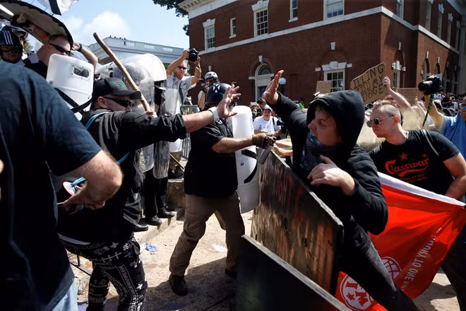 Cuộc đụng độ giữa những nhóm chính trị ở Charlottesville khiến nước Mỹ bất an

