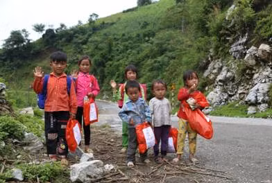 Tiếp bước học sinh vùng cao đến trường