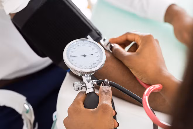 Kiểm tra huyết áp vào buổi sáng và buổi tối: Theo nguyên tắc chung, huyết áp dao động suốt cả ngày, thấp nhất vào giờ đi ngủ và cao nhất khi bạn thức dậy buổi sáng. Nếu bạn đang theo dõi huyết áp của mình, hãy đo vào buổi sáng và buổi tối. Tai sao ban nen di nho rang vao buoi chieu? hinh anh 2