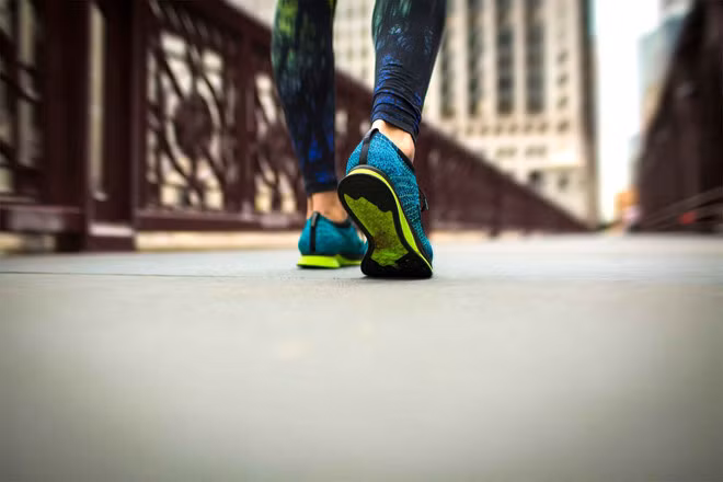 Đi bộ vào buổi tối: Đi bộ nhẹ nhàng trước khi lên giường giúp bạn giải tỏa mọi nỗi lo lắng trong ngày. Bạn có thể tận hưởng khoảng lặng và nghĩ về những việc đã khiến mình phiền muộn. Nó cũng đã được chứng minh là tốt cho sức khỏe và chống mất ngủ. Ngoài ra, nhiều người bị dị ứng, hắt hơi và ngứa nhiều hơn khi đi dạo vào buổi sáng. Nguyên nhân là cây cối, hoa giải phóng phấn hoa nhiều vào buổi sáng và buổi trưa. Tai sao ban nen di nho rang vao buoi chieu? hinh anh 7