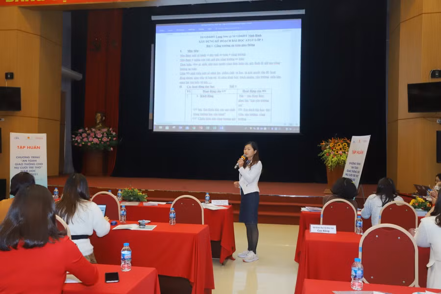 Giáo viên trình bày về kế hoạch bài dạy.