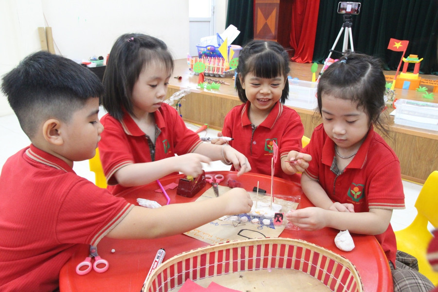 Các bạn khối mẫu giáo lớn trong hoạt động Steam Các bạn khối mẫu giáo lớn trong hoạt động Steam