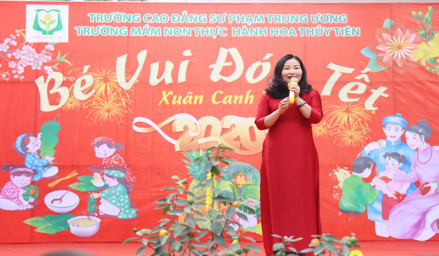 Thạc sỹ Trương Thị Minh Phượng – Hiệu trưởng nhà trường phát biểu trong ngày hội gói bánh chưng