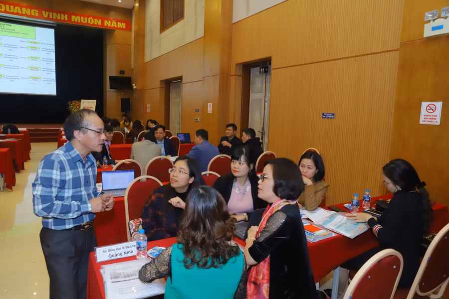 Các thầy cô giáo tích cực thảo luận lên kế hoạch giảng dạy các bài học ATGT.