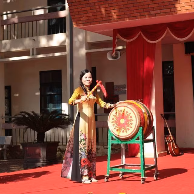 Cô Hoàng Thị Hạnh – Hiệu trưởng nhà trường đánh trống khai giảng năm học mới