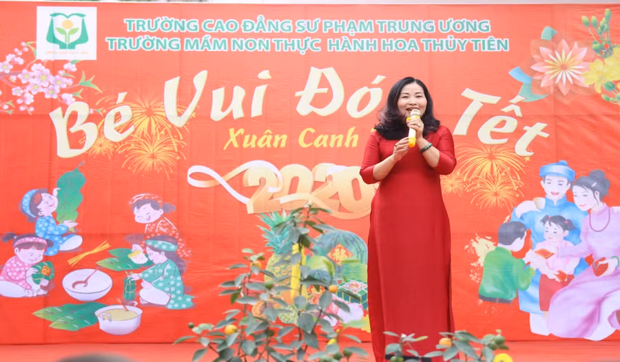 Thạc sỹ Trương Thị Minh Phượng – Hiệu trưởng nhà trường phát biểu trong ngày hội gói bánh chưng