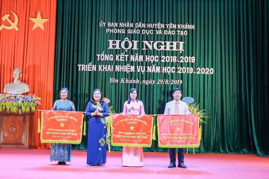 Thầy Phan Văn Trình – Bí thư Chi bộ, Hiệu trưởng đại diện cho nhà trường lên nhận Cờ thi đua của UBND tỉnh Ninh Bình