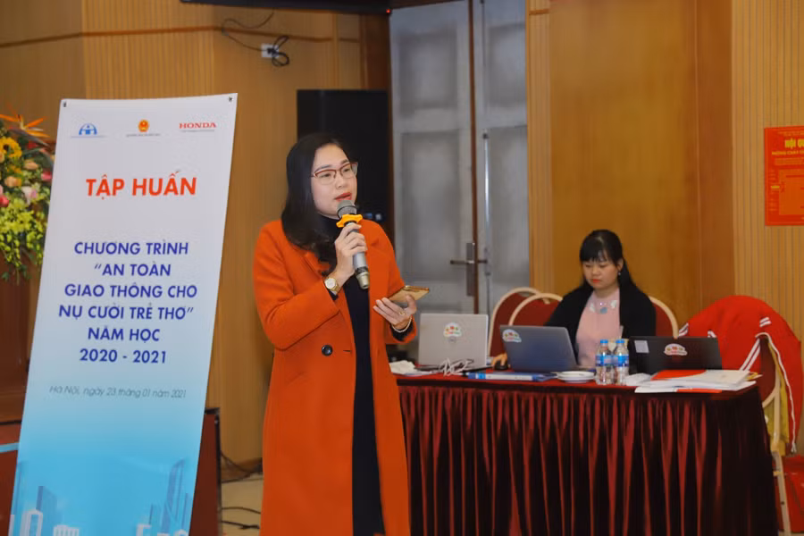 Giáo viên trình bày về kế hoạch bài dạy tại buổi tập huấn.