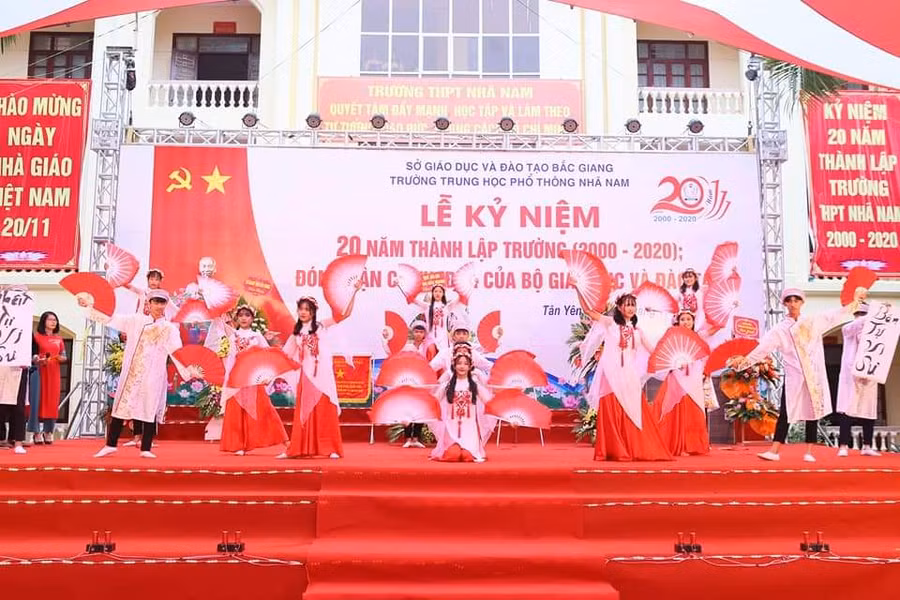 Tiết mục văn nghệ của các em học sinh