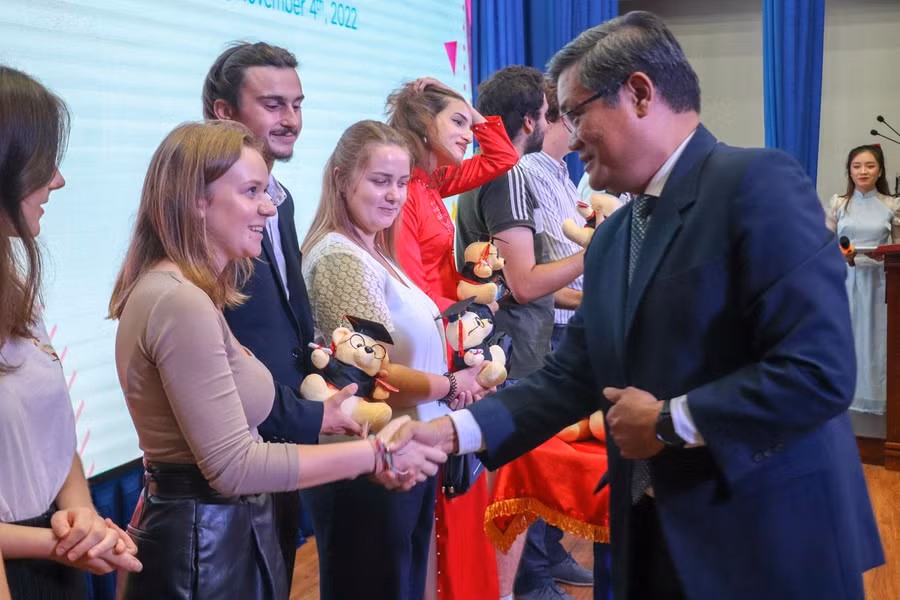 GS.TS Nguyễn Minh Hà – Hiệu trưởng Trường ĐH Mở TPHCM chúc mừng các tân sinh viên.