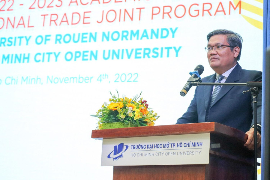 GS.TS Nguyễn Minh Hà – Hiệu trưởng Trường ĐH Mở TPHCM phát biểu tại lễ khai giảng. GS.TS Nguyễn Minh Hà – Hiệu trưởng Trường ĐH Mở TPHCM phát biểu tại lễ khai giảng.