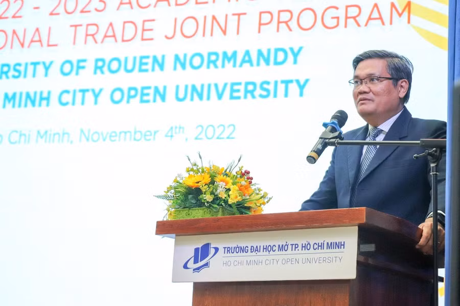 GS.TS Nguyễn Minh Hà – Hiệu trưởng Trường ĐH Mở TPHCM phát biểu tại lễ khai giảng.