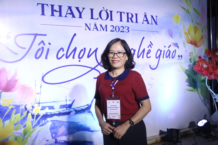 Cô Trương Thị Lan - giáo viên môn Tiếng Anh Trường THPT Kỳ Sơn (Nghệ An). Cô Trương Thị Lan - giáo viên môn Tiếng Anh Trường THPT Kỳ Sơn (Nghệ An).