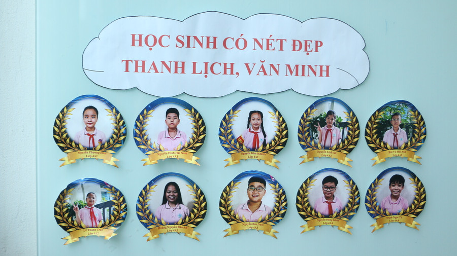 Trường cũng thường xuyên tuyên dương những em có thành tích thi đua tốt hàng tuần để nhân rộng mô hình nói lời hay, làm việc tốt. Trường cũng thường xuyên tuyên dương những em có thành tích thi đua tốt hàng tuần để nhân rộng mô hình nói lời hay, làm việc tốt.