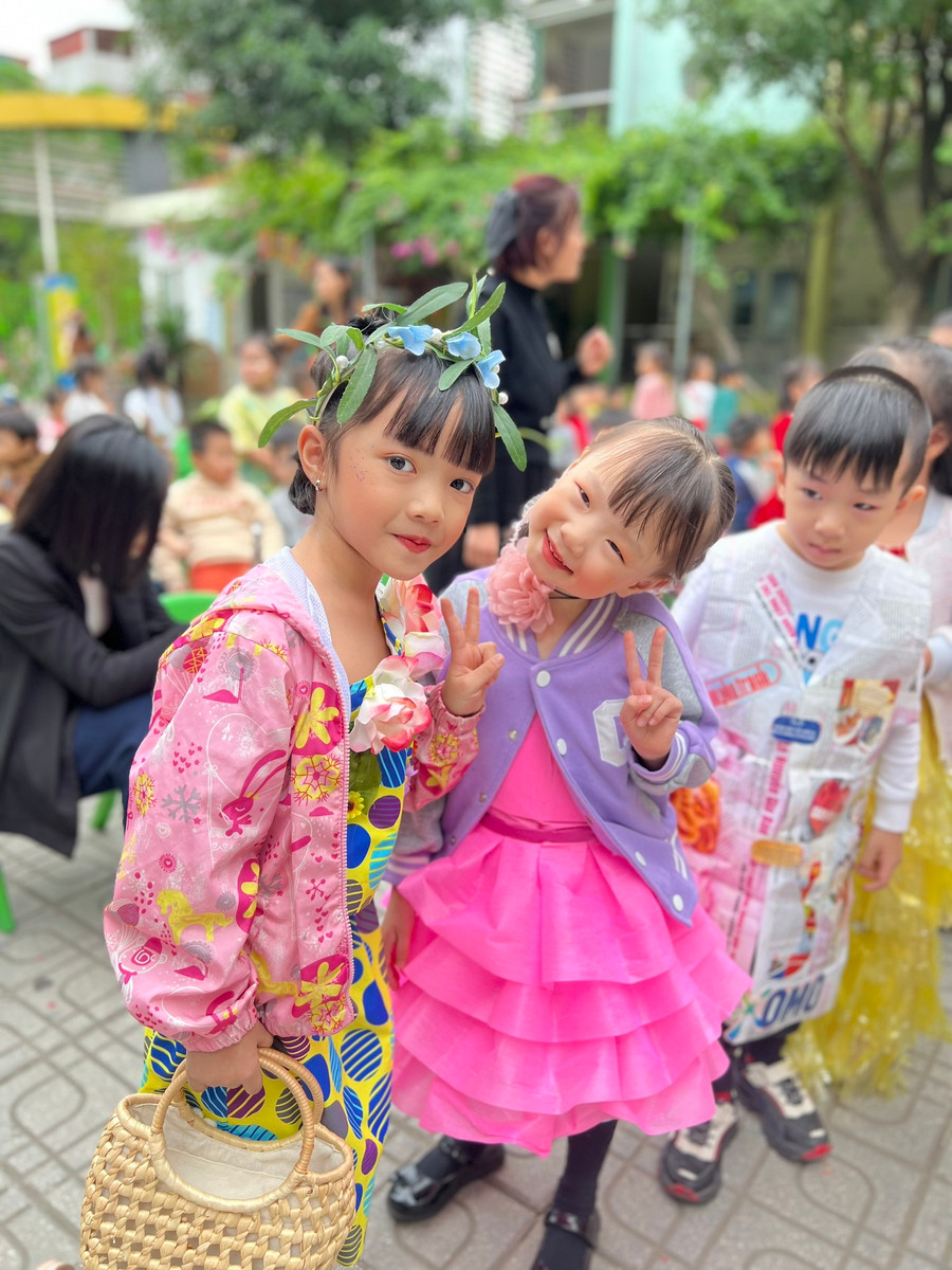 Các cô bé, cậu bé trong trang phục tái chế tham gia cuộc thi siêu mẫu nhí chào mừng ngày 20/11. Các cô bé, cậu bé trong trang phục tái chế tham gia cuộc thi siêu mẫu nhí chào mừng ngày 20/11.