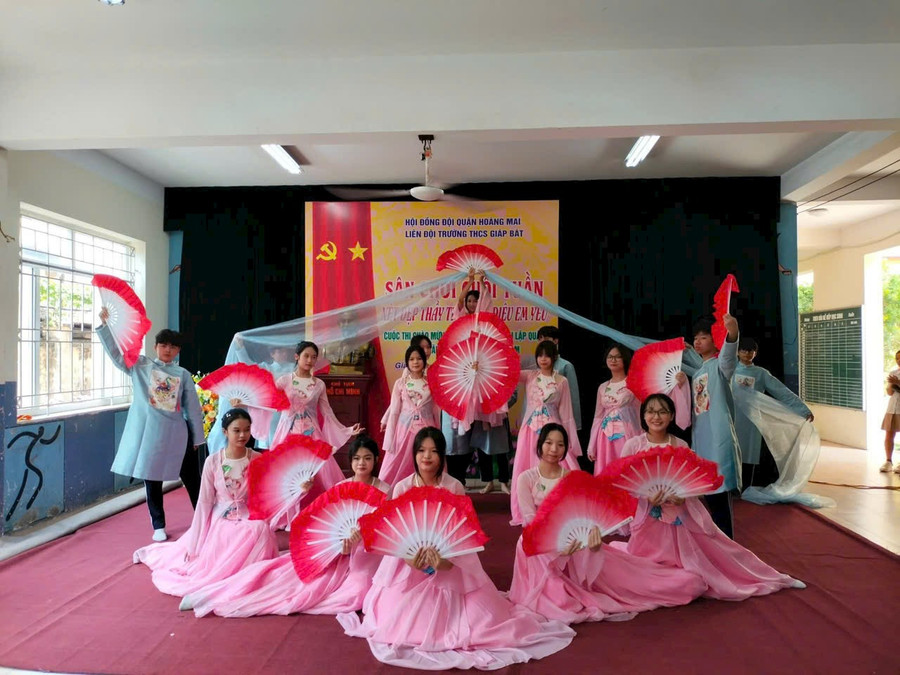 Nhiều hoạt động văn nghệ như hội thi Nét đẹp thầy trò cũng được tổ chức cho học sinh. Nhiều hoạt động văn nghệ như hội thi Nét đẹp thầy trò cũng được tổ chức cho học sinh.