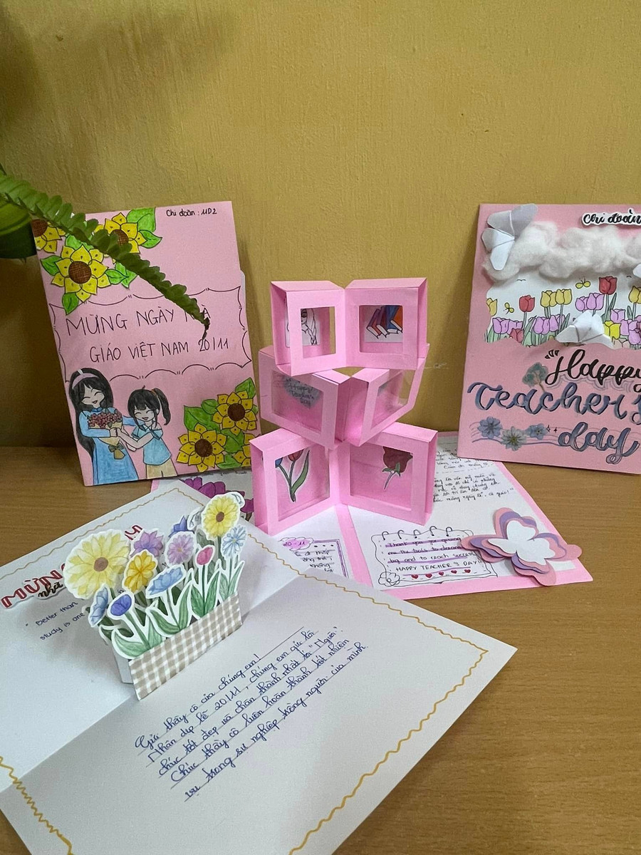 Từng chiếc thiệp mừng ngày Nhà giáo 20/11 của học sinh Trường THPT Sóc Sơn được thiết kế đa dạng, đẹp mắt. Từng chiếc thiệp mừng ngày Nhà giáo 20/11 của học sinh Trường THPT Sóc Sơn được thiết kế đa dạng, đẹp mắt.