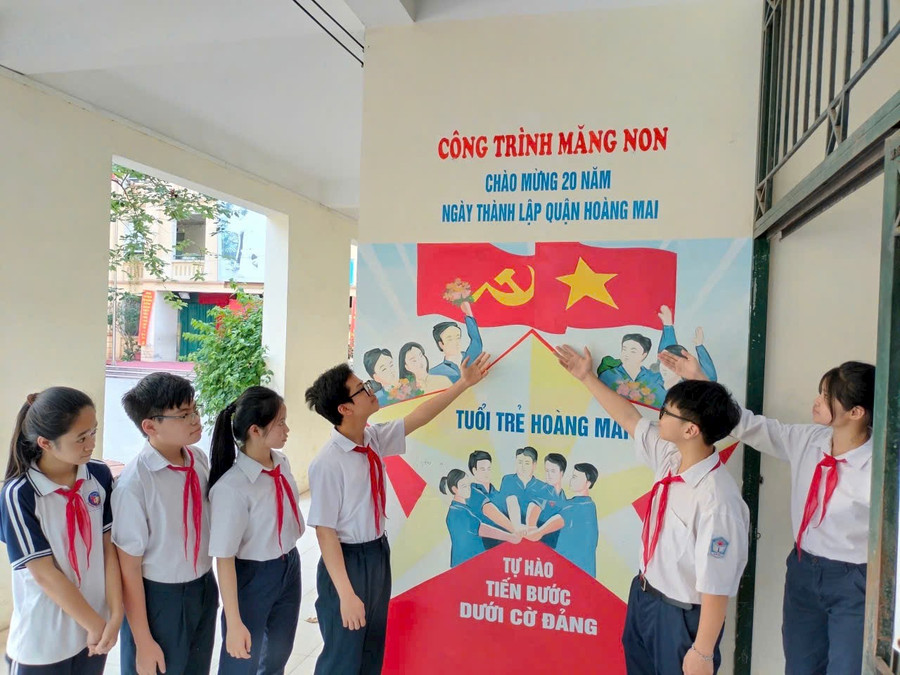 Trường THCS Giáp Bát, quận Hoàng Mai khánh thành công trình chào mừng 20 năm thành lập quận nhân dịp 20/11 này. Trường THCS Giáp Bát, quận Hoàng Mai khánh thành công trình chào mừng 20 năm thành lập quận nhân dịp 20/11 này.