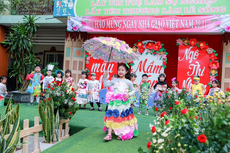 Trẻ tại Trường Mầm non Ngô Thì Nhậm, quận Hà Đông tham gia thi Siêu mẫu nhí chào mừng ngày 20/11.