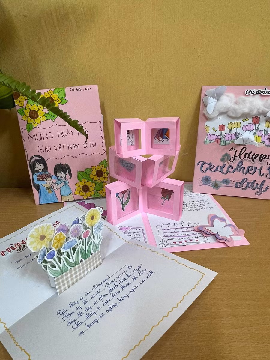 Từng chiếc thiệp mừng ngày Nhà giáo 20/11 của học sinh Trường THPT Sóc Sơn được thiết kế đa dạng, đẹp mắt. Từng chiếc thiệp mừng ngày Nhà giáo 20/11 của học sinh Trường THPT Sóc Sơn được thiết kế đa dạng, đẹp mắt.