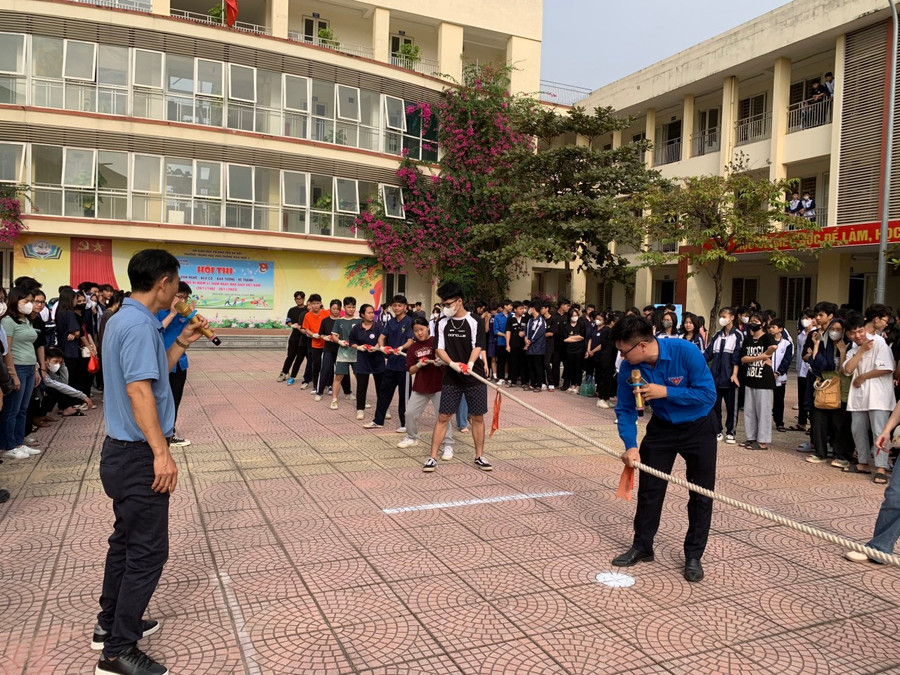 Tại Trường THPT Hoài Đức C cũng tổ chức thi Kéo co cho học sinh. Tại Trường THPT Hoài Đức C cũng tổ chức thi Kéo co cho học sinh.