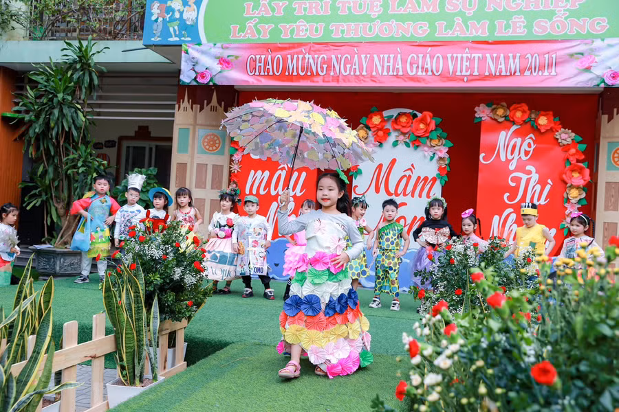 Trẻ tại Trường Mầm non Ngô Thì Nhậm, quận Hà Đông tham gia thi Siêu mẫu nhí chào mừng ngày 20/11.