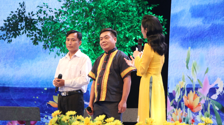 Thầy Lương Văn Sắng (giữa) - giáo viên Trường Mầm non Văn Nho, huyện Bá Thước, tỉnh Thanh Hóa đã gắn bó với nghề giáo viên mầm non 33 năm. Thầy Lương Văn Sắng (giữa) - giáo viên Trường Mầm non Văn Nho, huyện Bá Thước, tỉnh Thanh Hóa đã gắn bó với nghề giáo viên mầm non 33 năm.