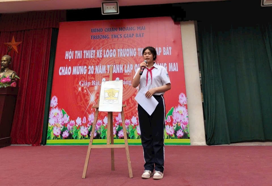 Học sinh thuyết trình về ý tưởng thiết kế logo cho nhà trường. Học sinh thuyết trình về ý tưởng thiết kế logo cho nhà trường.