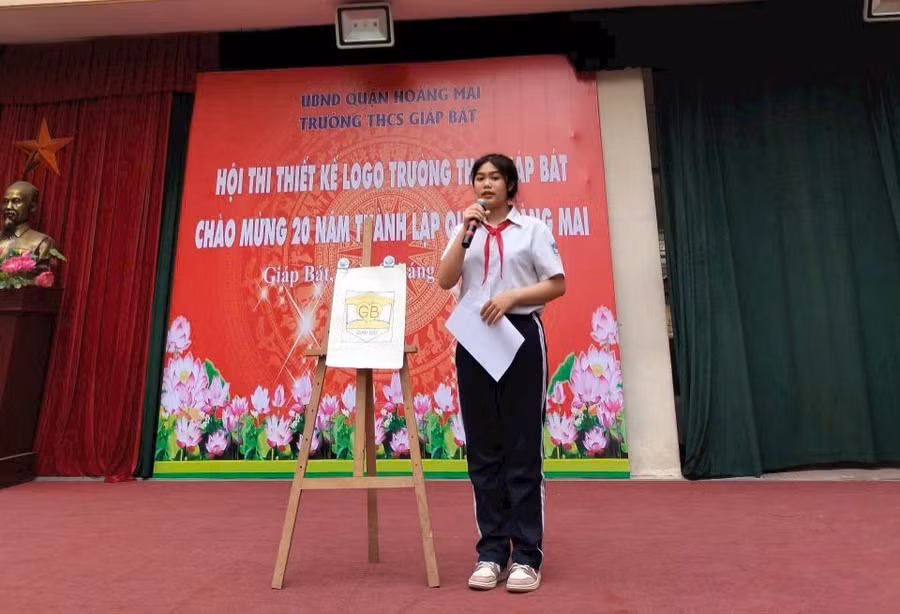 Học sinh thuyết trình về ý tưởng thiết kế logo cho nhà trường.