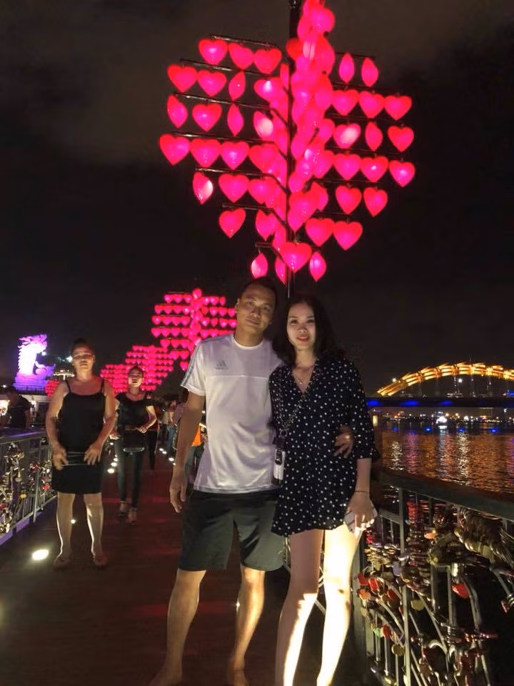 Đôi vợ chồng son đi hưởng tuần trăng mật ở Đà Nẵng khi "Quỳnh búp bê" phát sóng đến tập 20. Chuyện tình thần tốc của cặp đôi Hải Phòng mê