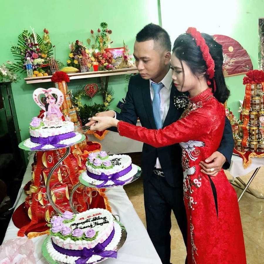 Anh Đông và chị Huyền trong lễ ăn hỏi. Chuyện tình thần tốc của cặp đôi Hải Phòng mê
