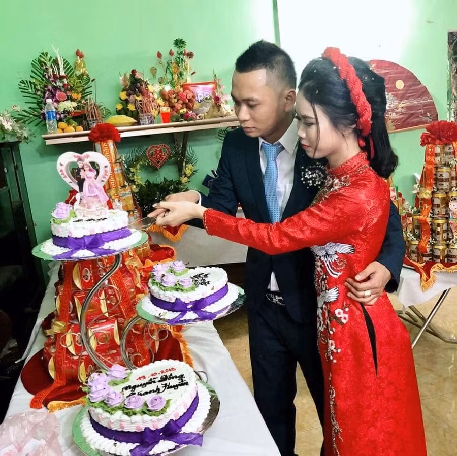 Anh Đông và chị Huyền trong lễ ăn hỏi. Chuyện tình thần tốc của cặp đôi Hải Phòng mê