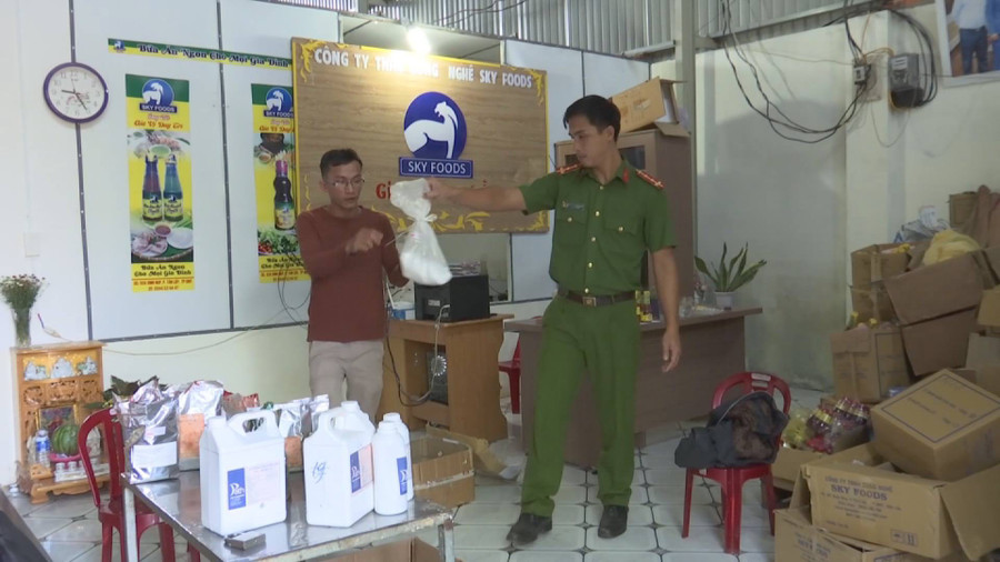 Phát hiện hàng trăm lít ớt xay và phụ gia hết hạn tại cơ sở chế biến thực phẩm - Ảnh 2. Phát hiện hàng trăm lít ớt xay và phụ gia hết hạn tại cơ sở chế biến thực phẩm - Ảnh 2.