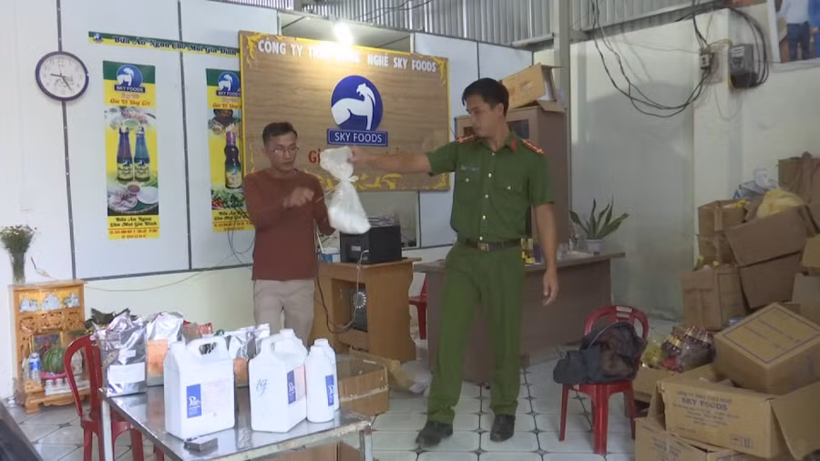 Phát hiện hàng trăm lít ớt xay và phụ gia hết hạn tại cơ sở chế biến thực phẩm - Ảnh 2.