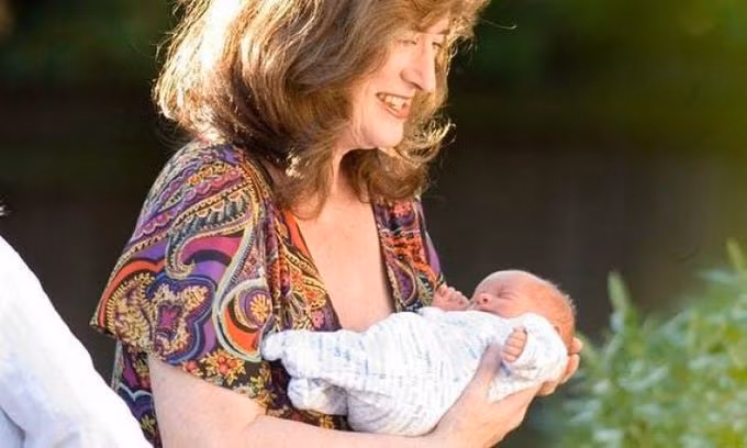 8 phụ nữ sinh con thành công ở tuổi hơn 60