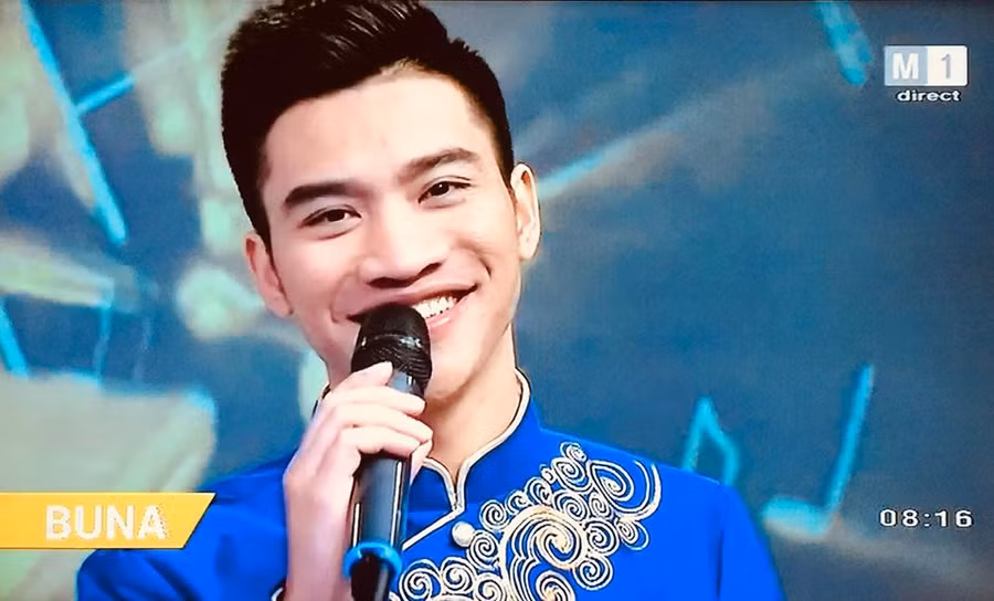 Nguyễn Khắc Hòa hát tiếng Việt trên Đài Truyền hình Quốc gia Moldova