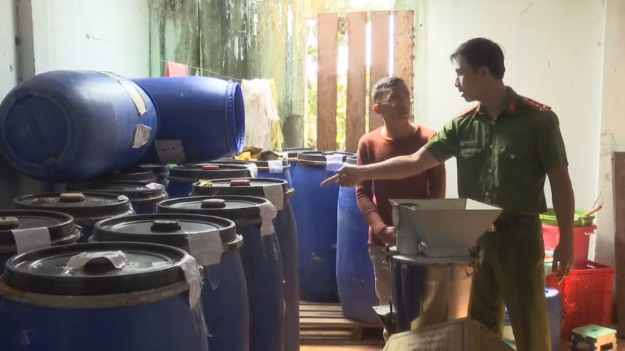 Phát hiện hàng trăm lít ớt xay và phụ gia hết hạn tại cơ sở chế biến thực phẩm - Ảnh 1.