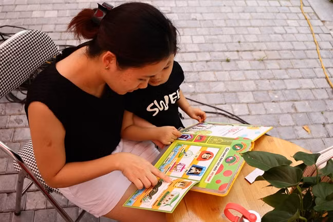 Dùng phim "nhử" con đọc sách