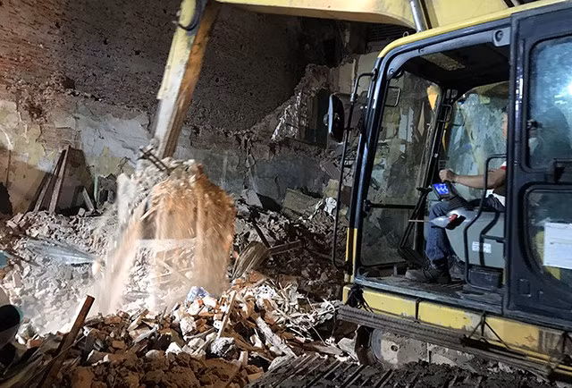 Hàng trăm công an lật từng viên gạch cứu hộ nhà bị sập đối diện hồ Gươm ảnh 4