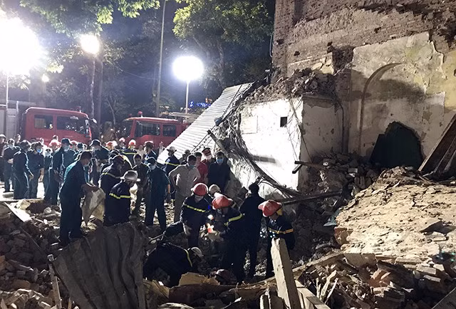 Hơn 18h tối nay, lực lượng cứu hộ vẫn có mặt tại hiện trường dùng cuốc, xẻng đào bới để xác định cụ thể xem có người gặp nạn sau vụ sập hay không.