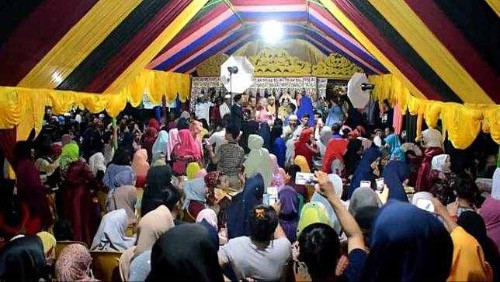 Người chen chúc tới dự đám cưới của họ, bởi chuyện kết hôn lệch tuổi lạ ở Indonesia. Chen chúc người tới dự đám cưới của họ, bởi chuyện kết hôn lệch tuổi lạ ở Indonesia. Ảnh:Indowarta.