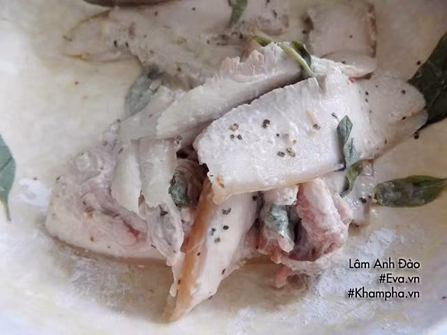 Thịt ba chỉ chiên kiểu Thái thơm ngon, giòn giòn nhâm nhi đã miệng ảnh 3