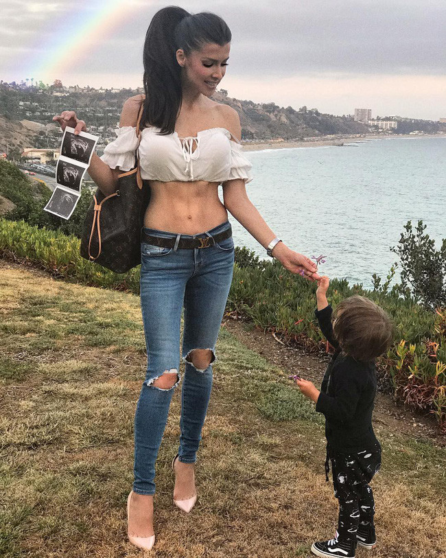 Mẹ bỉm sữa nóng bỏng nhất hành tinh khoe ảnh bụng bầu gần 7 tháng mà vẫn săn chắc như không - Ảnh 1. Mẹ bỉm sữa nóng bỏng nhất hành tinh khoe ảnh bụng bầu gần 7 tháng mà vẫn săn chắc như không - Ảnh 1.